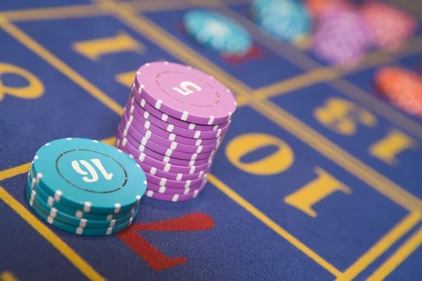 Live AduQ table on maxwin 89 mobile app showing croupier and card prediction interface